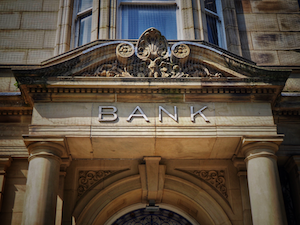 Mortgage Broker vs. Bank: What’s the Better Choice for Toronto Homebuyers?
